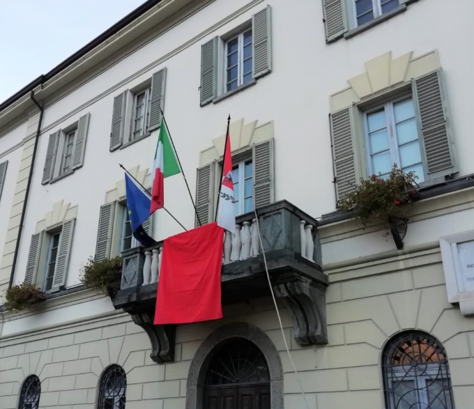 Anche quest’anno esposto il drappo rosso in Municipio