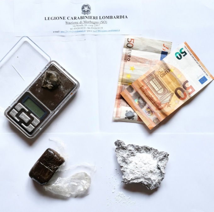 Cosio Valtellino: nel bosco spaccio di droga, i cittadini fanno arrestare un 26enne