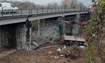 Cede l'impalcatura sul ponte, due persone ferite
