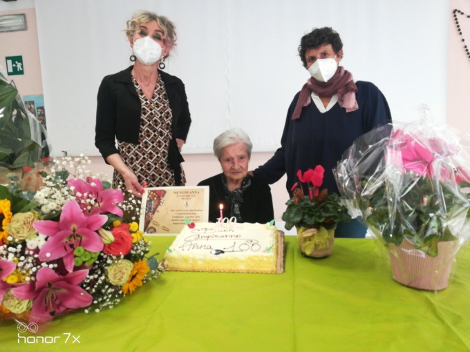 Bella festa per i primi 100 anni della signora Anna Menghi