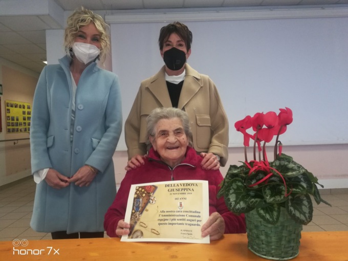 Giuseppina Della Vedova ha festeggiato i primi 102 anni