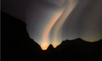La spettacolare aurora boreale sulle vette... della Valtellina
