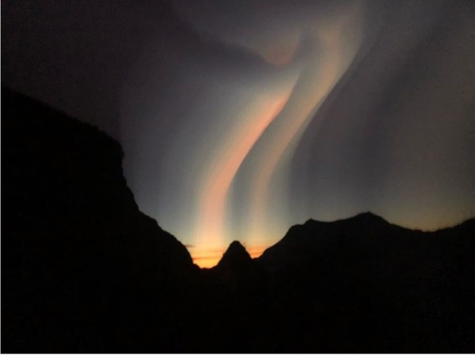 Aurora polare sulle vette della Valtellina