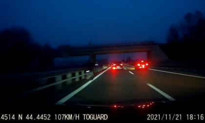 Il video del folle in contromano in tangenziale... in bicicletta