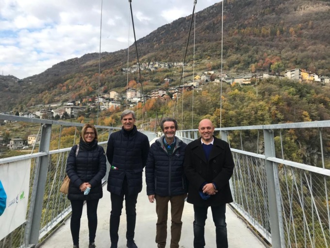 Sulla Passerella delle Cassandre, inaugurata l’opera simbolo di Sondrio