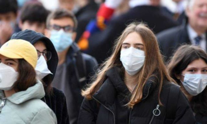 Da venerdì stop alle mascherine all’aperto