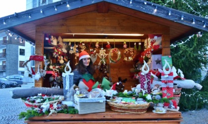 In paese si respira già l’atmosfera festiva con i mercatini e la Casa di Babbo Natale