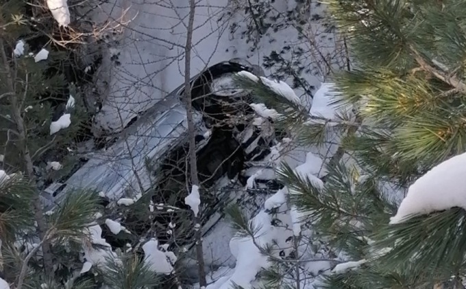 Auto esce di strada e finisce nella scarpata