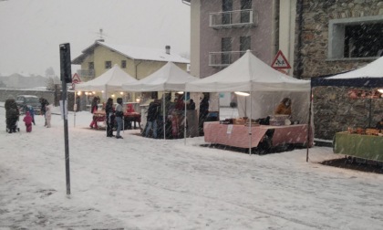 Aspettando il Natale sotto la prima fitta nevicata dell’anno