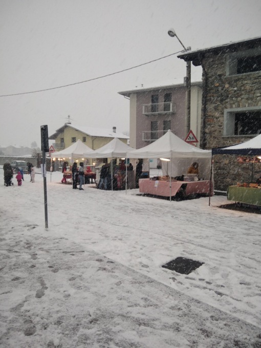 Aspettando il Natale sotto la prima fitta nevicata dell’anno