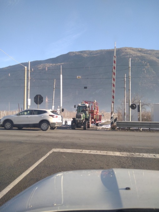 No ad altre strade sulla piana di Villa