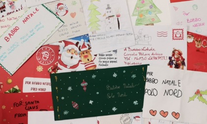 Poste Italiane consegna le letterine dei bambini a Babbo Natale