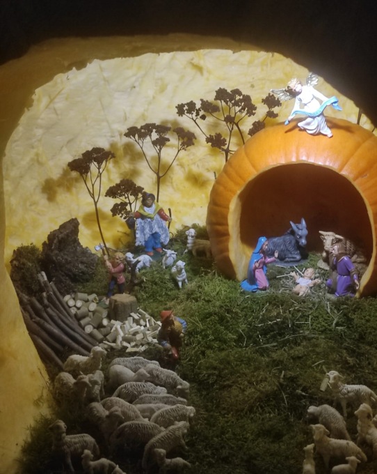 Un presepe dentro una zucca da oltre 300 chili