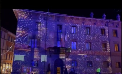 La magia del Natale illumina i palazzi del centro di Sondrio