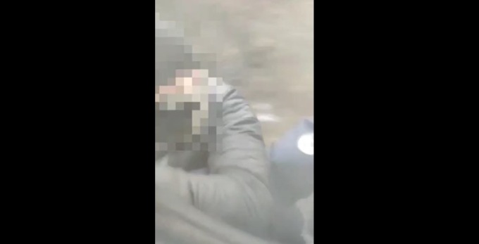 Il video dei ragazzi appesi al treno in corsa