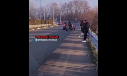 Insultano e tamponano in scooter la Polizia, il video diventa virale