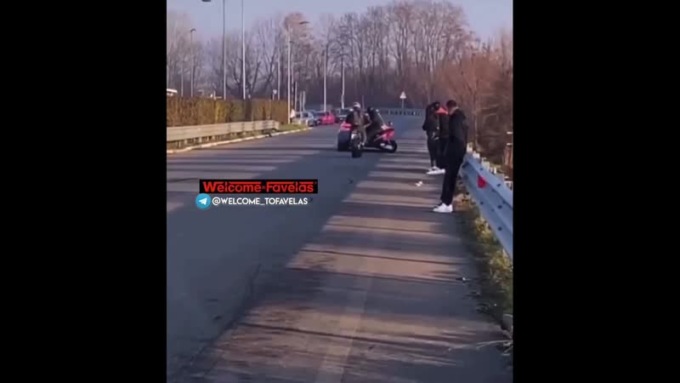 Insultano e tamponano in scooter la Polizia, il video diventa virale