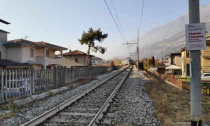 Donna travolta dal treno al passaggio a livello