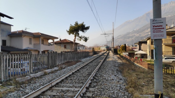 Donna travolta dal treno al passaggio a livello