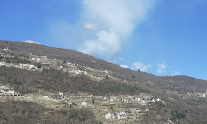 Incendio boschivo sopra Roncaglia, paura per il paese
