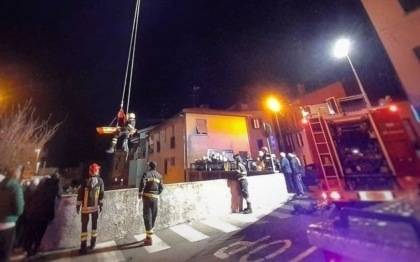 33enne cade nel fiume e viene salvato dai Vigili del Fuoco
