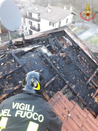Colico: incendio devasta tetto di un’abitazione