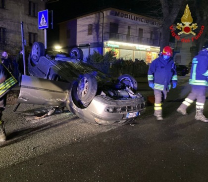 Prima si sdraia per strada poi sale in auto e si ribalta, video incredibile