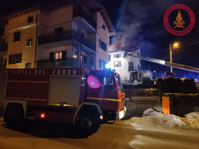 Spaventoso incendio, distrutta una mansarda