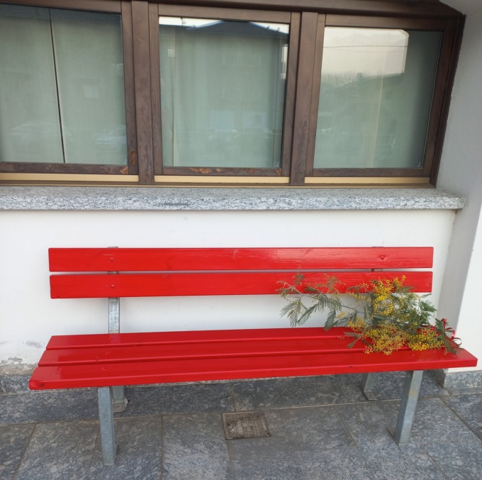 Panchine rosse per la festa della donna