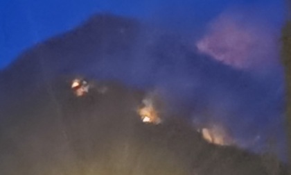 Brucia ancora il grosso incendio sopra Tirano