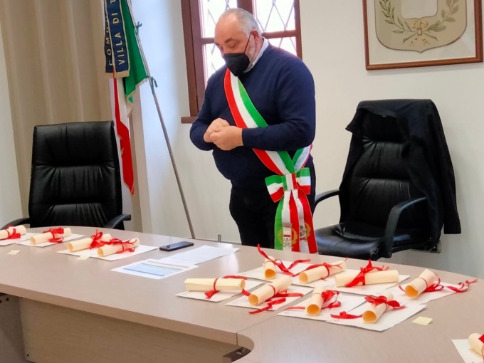 L’amministrazione ha consegnato le borse di studio ai ragazzi meritevoli