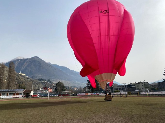 Una mongolfiera atterra alla Castellina