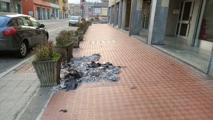 I vandali incendiano sacchi dell’immondizia
