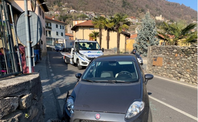 Auto finisce contro un autobus a Gravedona