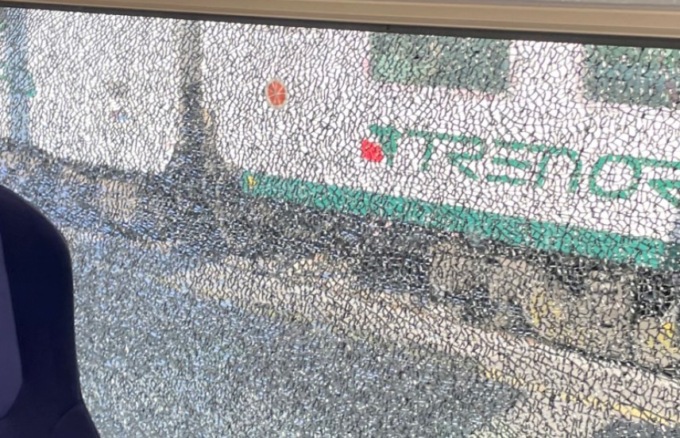 Sassi contro i treni, vandali scatenati lungo la Tirano-Lecco-Milano