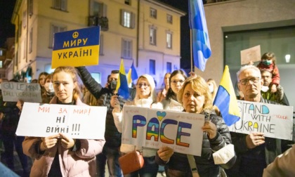 In centinaia a Sondrio per manifestare contro la guerra, le foto