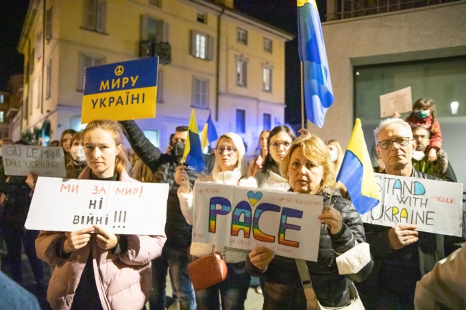 In centinaia a Sondrio per manifestare contro la guerra, le foto