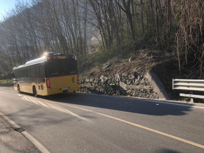 Chiavenna: finisce con la bici contro un autobus, ciclista portato via in elicottero