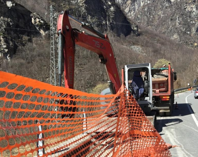 Cede asfalto della Statale 36 e l’escavatore si ribalta, operaio finisce in ospedale