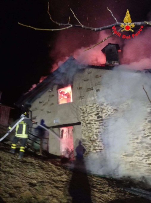 Cosio Valtellino: baita brucia nella notte