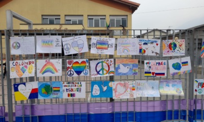 I colori della pace sulle scuole di Cosio Valtellino