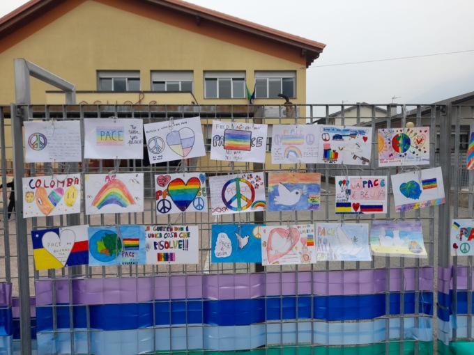 I colori della pace sulle scuole di Cosio Valtellino