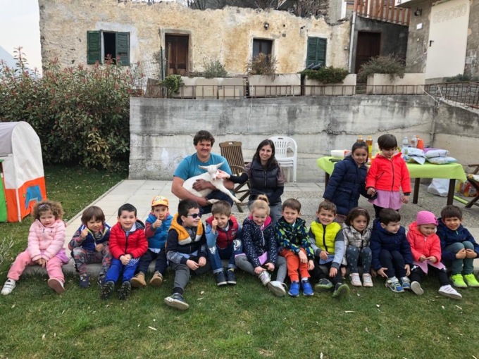 I bimbi del Girotondo adottano una capretta