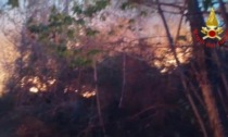 L'incendio a Colico brucia da cinque giorni