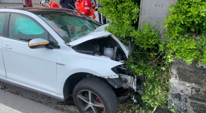 Auto finisce contro un muro, automobilista senza scampo