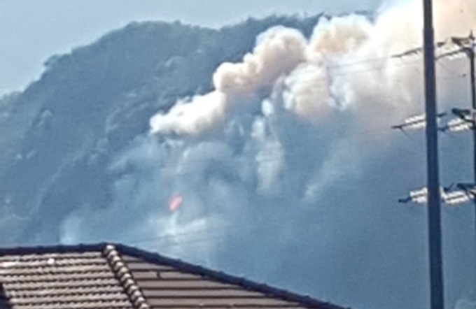 Brucia ancora l’incendio a Colico