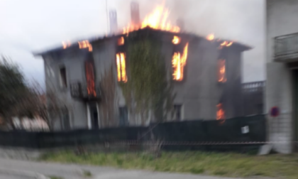 Grosso incendio divora una abitazione