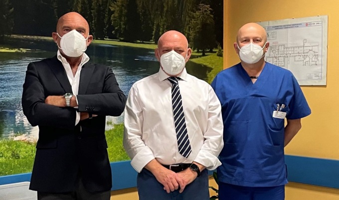 Radioterapia oncologica, Pro Valtellina dona le nuove poltroncine per la sala d’attesa