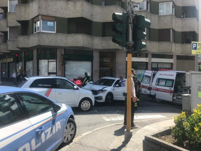 Incidente all’incrocio, traffico bloccato