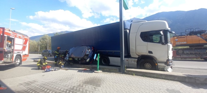 Tir contro un’auto sulla Statale 38
